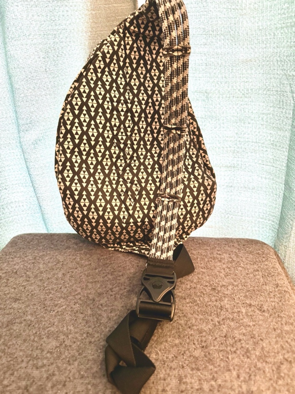 Kavu Black & Cream Geometric Sling Pack - Picture 4 of 4
